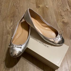 BANANA REPUBLIC SUPER SILVER FLATS Sz 10